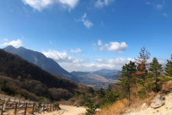 火口付近から見える景色（左側の山は由布岳）