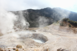 平安時代から湧き続け、伽藍岳（がらんだけ）の中腹にある強酸性の温泉
